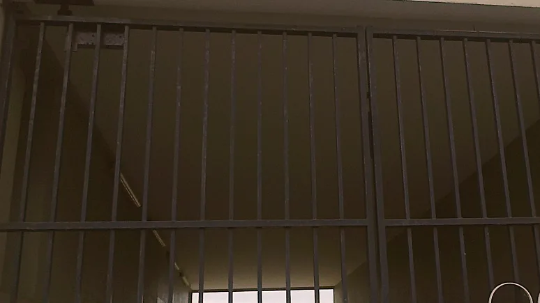 大型球场内晚间比赛看台与草坪的全景(两度领先与两度被扳平)